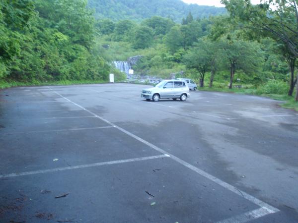 早朝の桜坂駐車場